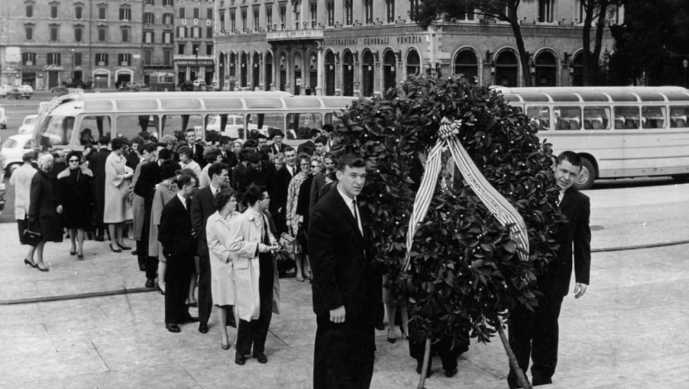 Students in the 1960s participate in the memorial at the Monument to Victor Emmanuel II